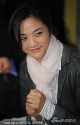 幻灯图集：汤唯纯情掩耳娇笑 灰色外套配白围巾