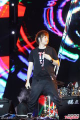 组图：五月天西岸音乐节开唱 女粉丝激动昏倒