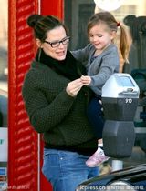 组图：詹妮弗加纳肚大如箩将生 女儿很萌很可爱