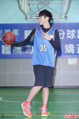 组图：柯震东亮相学校篮球场秀球技