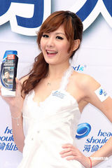 幻灯图集：安心亚清爽亮相 为男粉丝送洗发服务