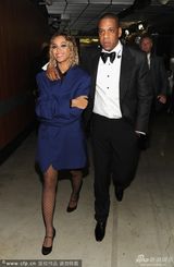 组图：碧昂斯镂空裙露背秀翘臀 与老公恩爱亮相