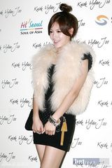 组图：朴寒星洪秀雅徐仁英等众星时尚亮相服装秀