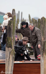 幻灯图：朱莉皮特现身威尼斯 全家秀帽子争做潮人