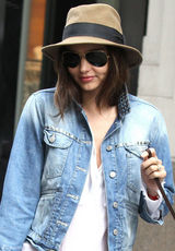 高清组图：超模米兰达-可儿街拍牛仔外套搭衬衣