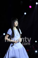 组图：杨钰莹跨年上演不老传奇 齐刘海堪比少女