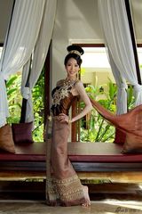 组图：梁镜珂泰国写真曝光 富贵曼妙似公主