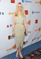 高清组图：达科塔-范宁V领长裙亮相身材窈窕