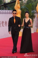 组图：《给野兽献花》亮相百花红毯 安以轩秀乳沟