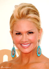 组图：艾美奖红毯 希-奥黛尔裹胸红裙明艳如火 