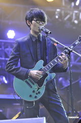 组图：方大同上海演唱会薛凯琪不避绯闻任嘉宾