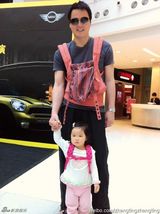 组图：张庭微博秀女儿萌照 可爱似樱桃小丸子