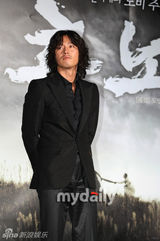 幻灯图集：张赫李多海等出席新剧发布会 黑衣肃穆