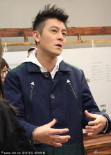 组图：张柏芝陈冠希同现上海 疑为避嫌拒采访