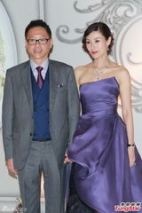 组图：汪圆圆婚礼甜蜜长吻 吴君如李嘉欣等到场