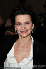 组图：《她们》柏林首映朱丽叶-比诺什热拥搭档