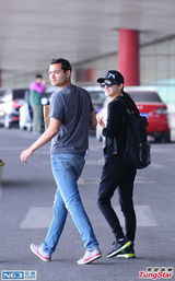 组图：景甜素颜墨镜现身机场 外籍帅哥同行