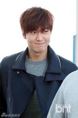 组图：李敏镐飞杭州代言 秀长腿笑容迷人