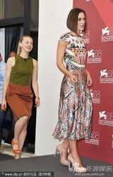 组图：《危险方法》记者会 奈特莉花裙黑超抢眼