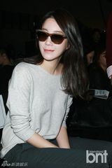 组图：崔江熙苏怡贤等亮相时装秀展熟女风范