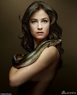 组图：吉莲·安德森拍大片 身缠康吉鳗全裸上阵