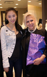 组图：揭秘张雨绮绝美婚纱 国际设计师量身定制