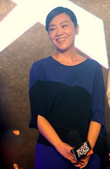 组图：闫妮《夜夜夜》入戏深 自嘲更年期提前