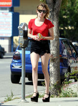 组图：艾玛-罗伯兹街拍红黑装扮秀美腿