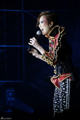 幻灯图集：郑秀文纪念入行20年 连换八套造型玩百变