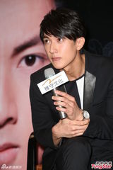 组图：吴尊文莱携女接妻儿出院 一家四口首曝光