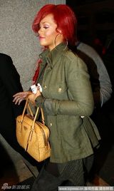 组图：蕾哈娜红发抢眼帽装遮星颜 秀名牌包装扮时尚