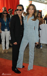 幻灯图集：洛佩兹连体牛仔装亮相 和老公秀恩爱