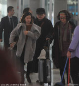 组图：刘欢全家抵达机场 女儿清纯长相标致可人
