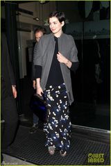 组图：安妮-海瑟薇与老公约会 羞涩笑容显甜蜜