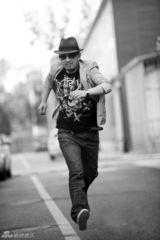 组图：黄海波复古写真演绎冷峻时尚绅士