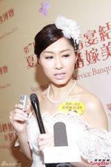 组图：胡定欣披婚纱走秀 曝男友仍未求婚