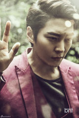 高清组图：朱元时尚写真曝光 黑色皮衣酷感十足