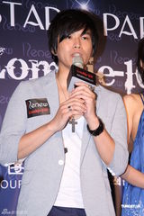 组图：《Z108弃城》开杀青派对 姚采颖性感火辣