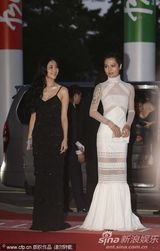 组图：张元李昕芸等携《有种》剧组亮相釜山红毯