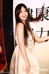 幻灯图：杨丞琳长发飘飘进军日本 有志气不愿被看扁