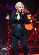 组图：克里斯汀娜爆乳紧身献唱 瘦身明显秀曲线