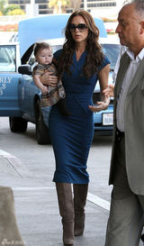 组图：维多利亚抱女儿亮相 辣妈长裙搭配长靴