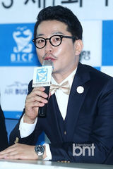 组图：韩国际喜剧节红毯挤胸熊抱肉搏精彩不断