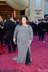 组图：第85届奥斯卡红毯-梅丽莎着灰色长裙亮相