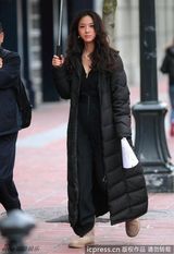 组图：汤唯嘴咬剧本片场卖萌 身着羽绒服气质优雅