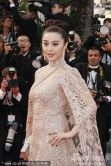 组图：范冰冰戛纳走秀 发髻复古蕾丝礼服妩媚优雅