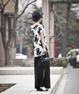 高清图：李菲儿街拍LOOK 个性T恤搭配黑色纱裙