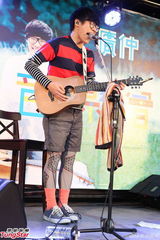 组图：卢广仲开唱忘词 High到撞牙缺角