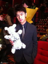 组图：明星微博晒与“环保熊”合照 宣传环保理念