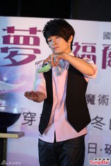 组图：李佳峰大展魔术秀 瞬间移动穿越冬山河